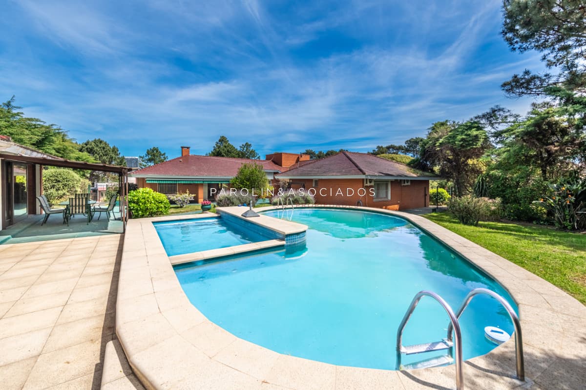Vendemos espectacular casa de 4 dormitorios en Playa Mansa, Punta del este