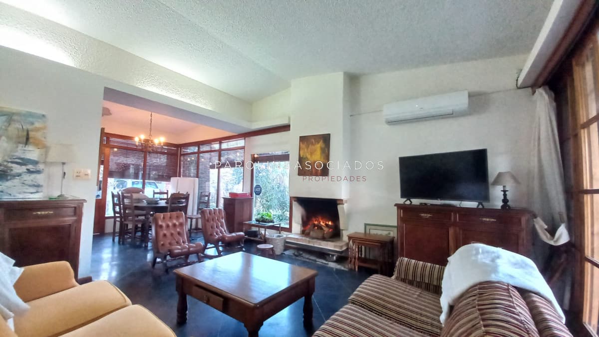 Casa en venta de 3 dormitorios + dependencia en parada 4 de Playa Mansa, Punta del Este.