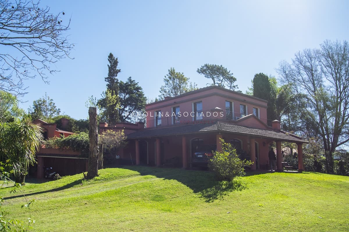Casa de gran tamaño ubicada en zona privilegiada.
