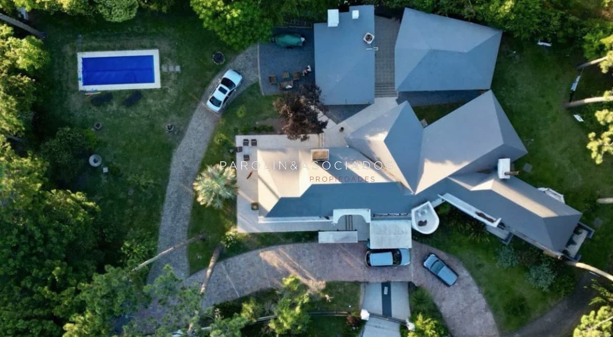 Vende espectacular casa en Lugano de 3 dormitorios, con piscina y parrillero.