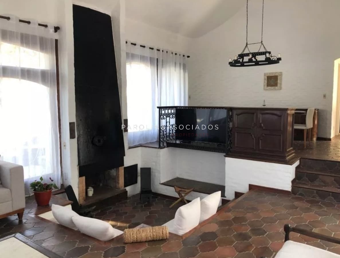 Vende espectacular casa en Lugano de 3 dormitorios, con piscina y parrillero.