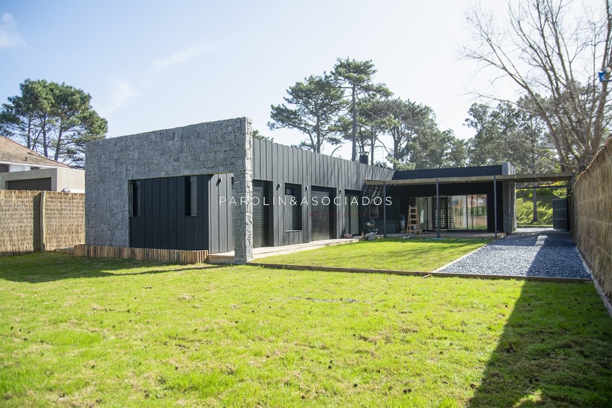 Chalet en venta en el Golf de Punta del Este de 4 dormitorios a estrenar.