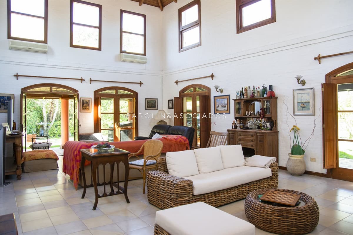 Casa de gran tamaño ubicada en zona privilegiada.