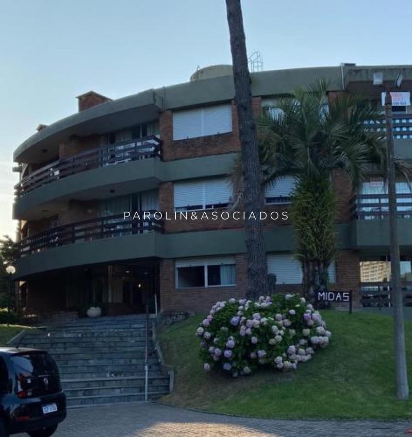 Vende apartamento de 3 dormitorios en Playa Mansa, Punta del Este