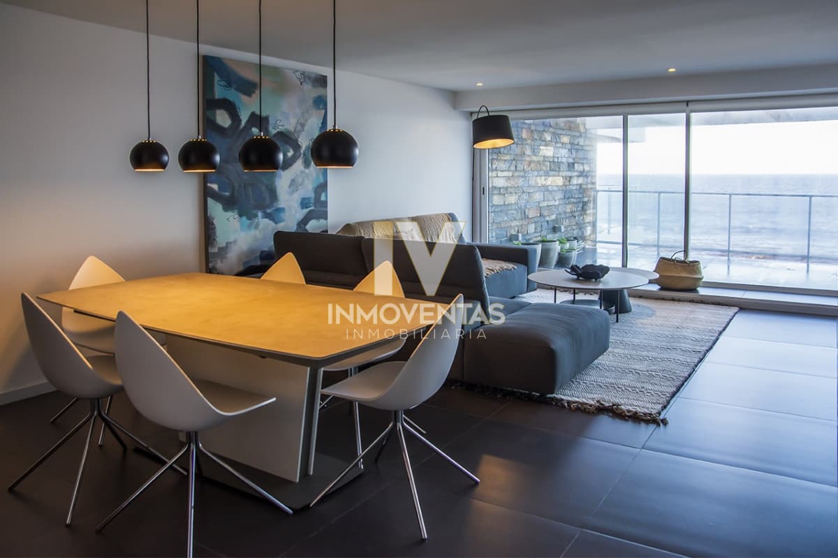 Espectacular departamento frente al mar .