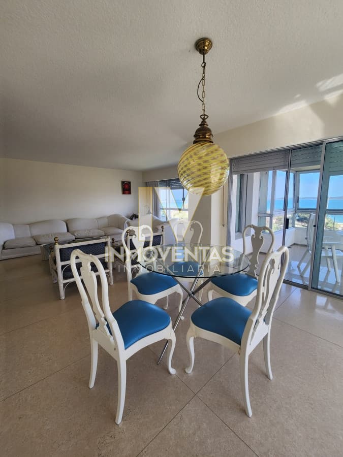 Vende espectacular apartamento con vista al mar de 3 dormitorios en Mansa Punta del Este.