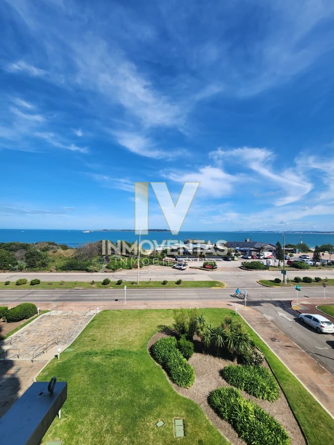 Vende espectacular apartamento con vista al mar de 3 dormitorios en Mansa Punta del Este.