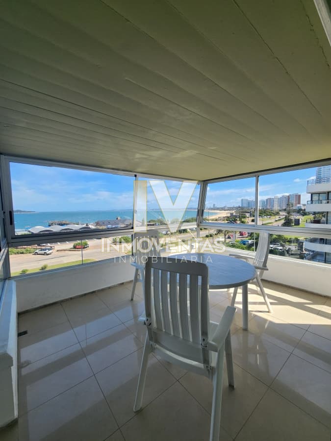 Vende espectacular apartamento con vista al mar de 3 dormitorios en Mansa Punta del Este.