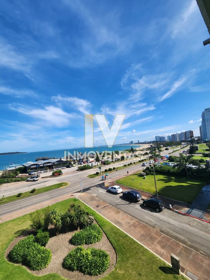 Vende espectacular apartamento con vista al mar de 3 dormitorios en Mansa Punta del Este.