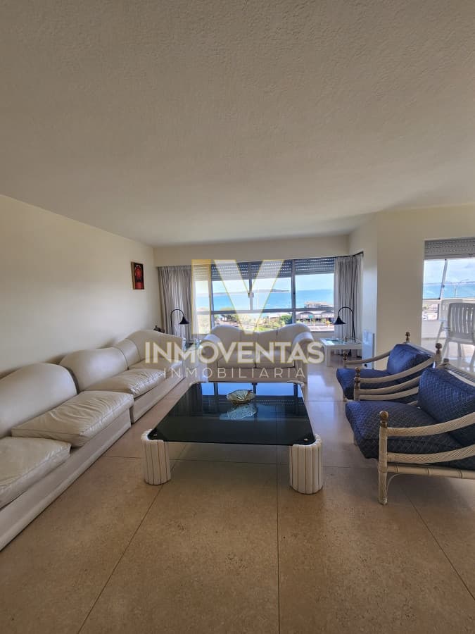 Vende espectacular apartamento con vista al mar de 3 dormitorios en Mansa Punta del Este.