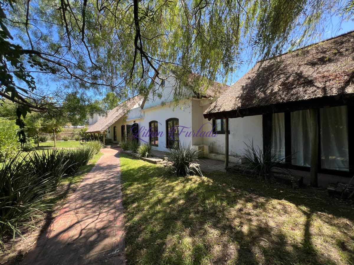 Amplia casa a la venta en Punta del Este de 6 dormitorios en el Tesoro a 200 mts de ruta 10 - Lilian Furtado Negocios Inmobiliarios
