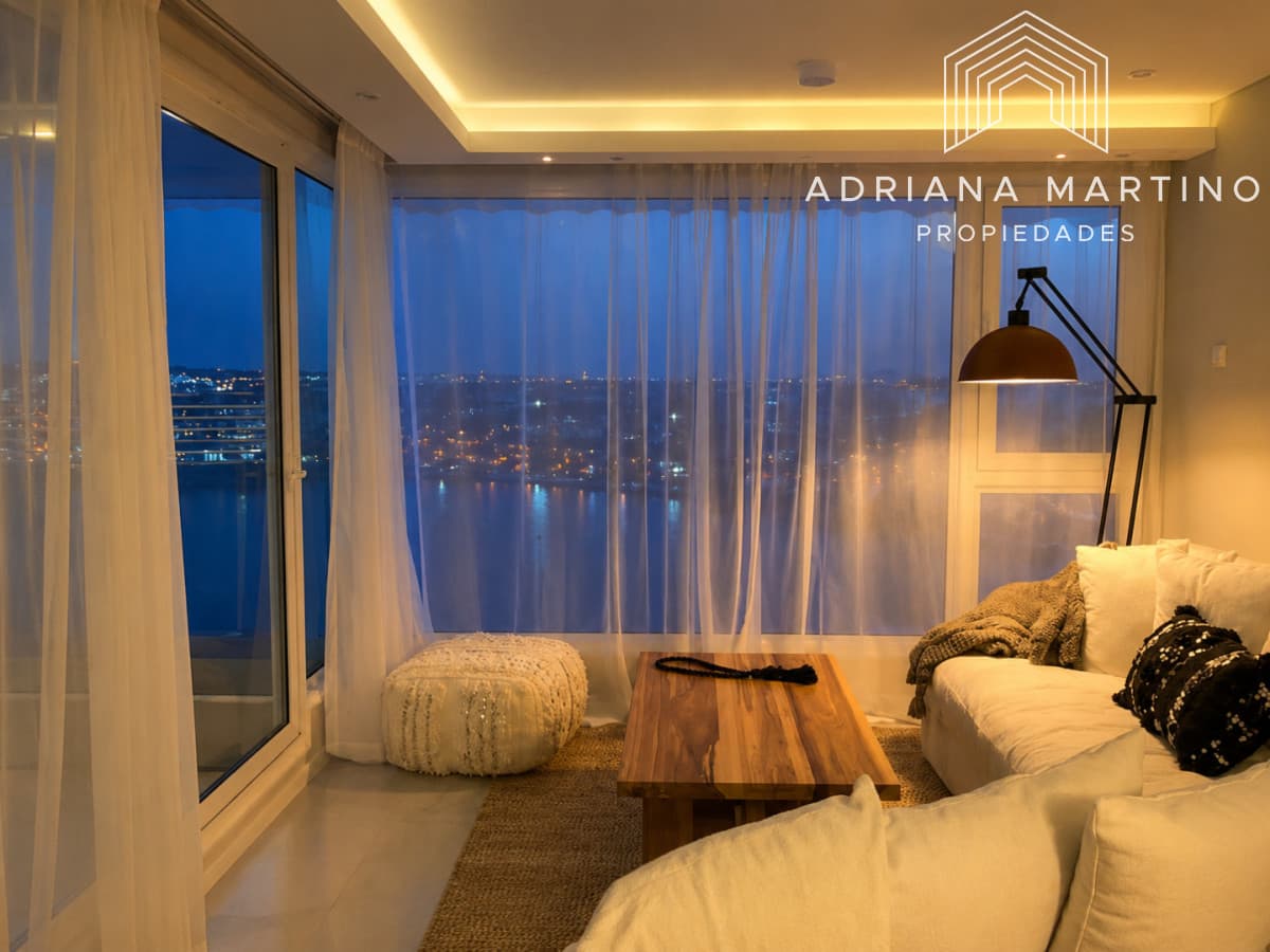 Vende apartamento con vista al mar de 3 suites, en Mansa- Punta del Este.
