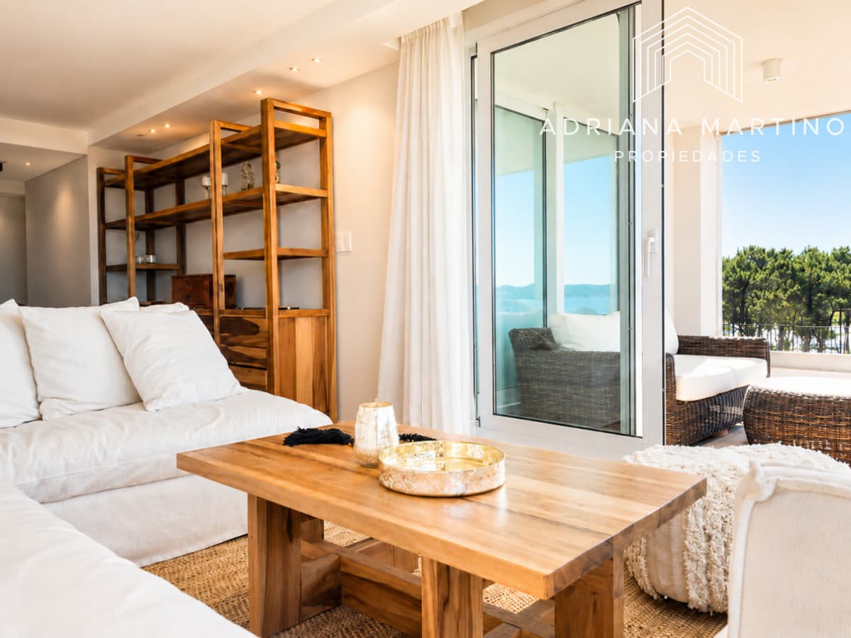 Vende apartamento con vista al mar de 3 suites, en Mansa- Punta del Este.