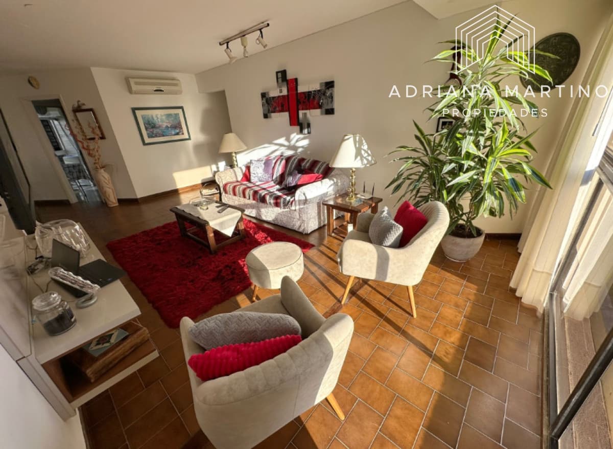 Vende Apartamento frente al mar en Brava, Punta del Este de 2 dormitorios.