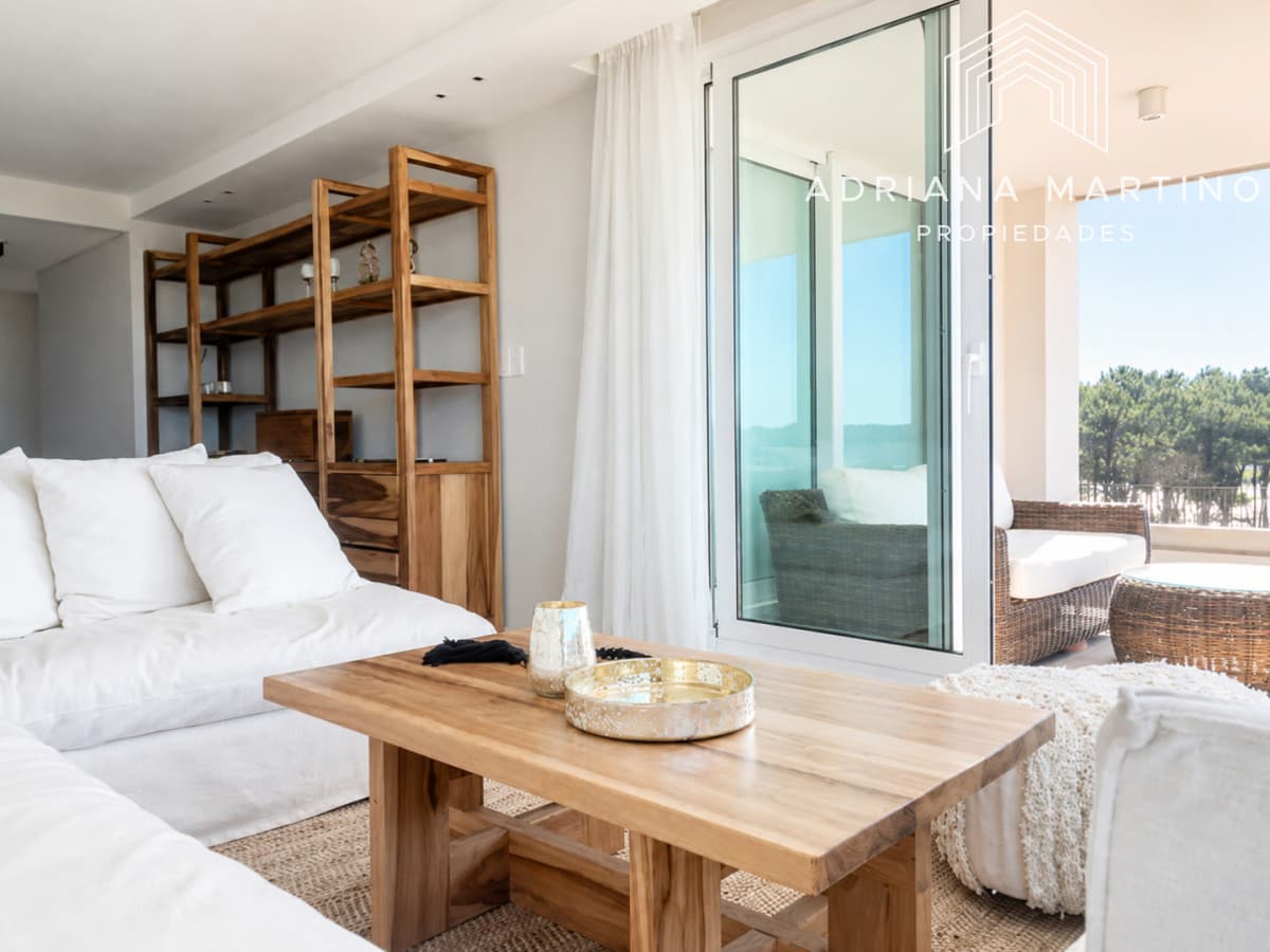 Vende apartamento con vista al mar de 3 suites, en Mansa- Punta del Este.