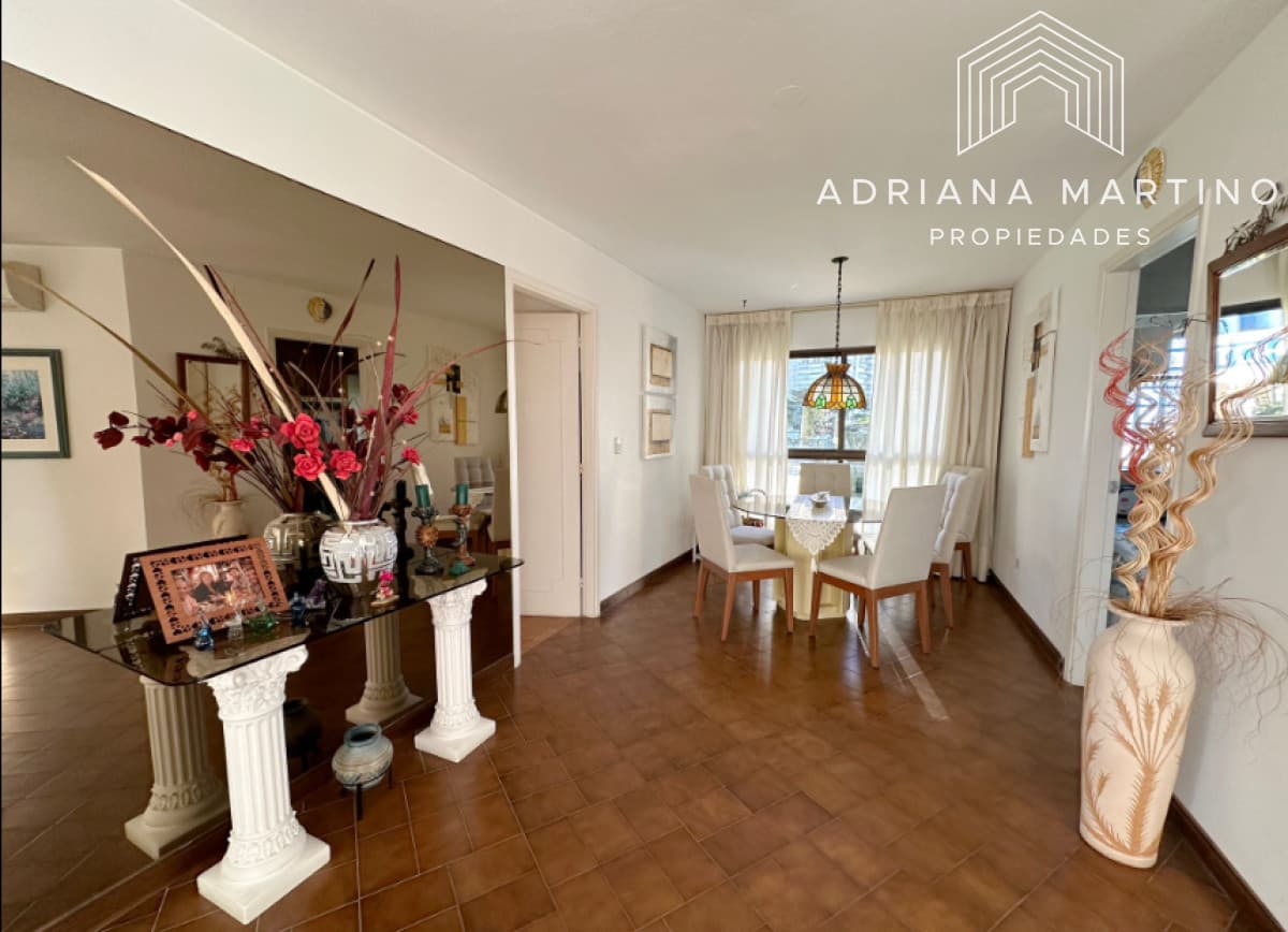 Vende Apartamento frente al mar en Brava, Punta del Este de 2 dormitorios.