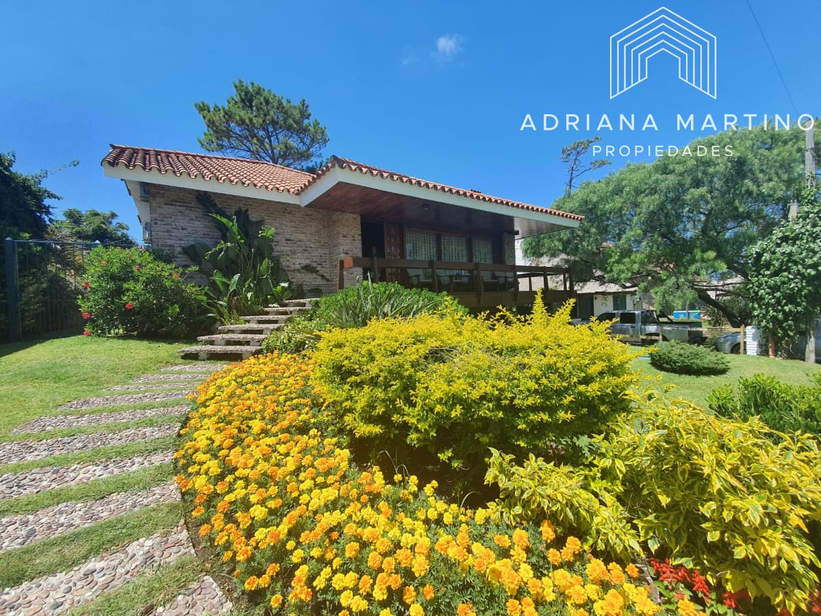 Hermosa casa en venta a pocos metros del mar.