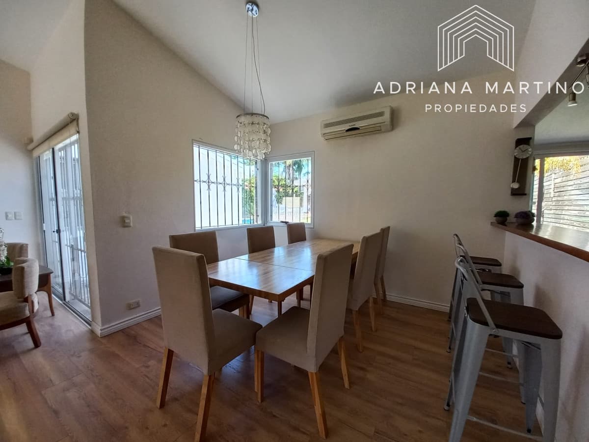 Vende casa de 3 dormitorios totalmente reformada. Con piscina climatizada. Cerca de colegios, Punta del Este