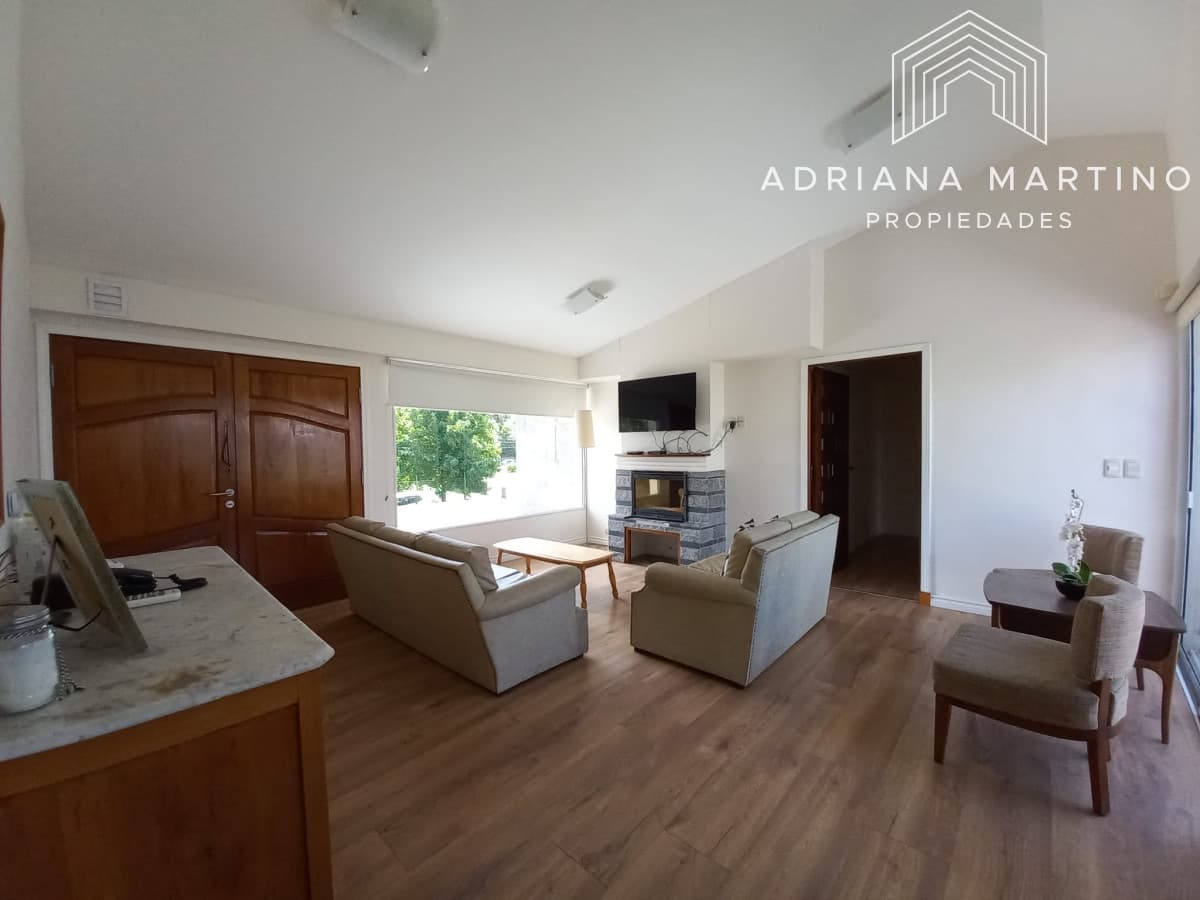 Vende casa de 3 dormitorios totalmente reformada. Con piscina climatizada. Cerca de colegios, Punta del Este