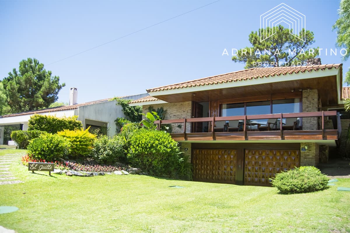 Hermosa casa en venta a pocos metros del mar.