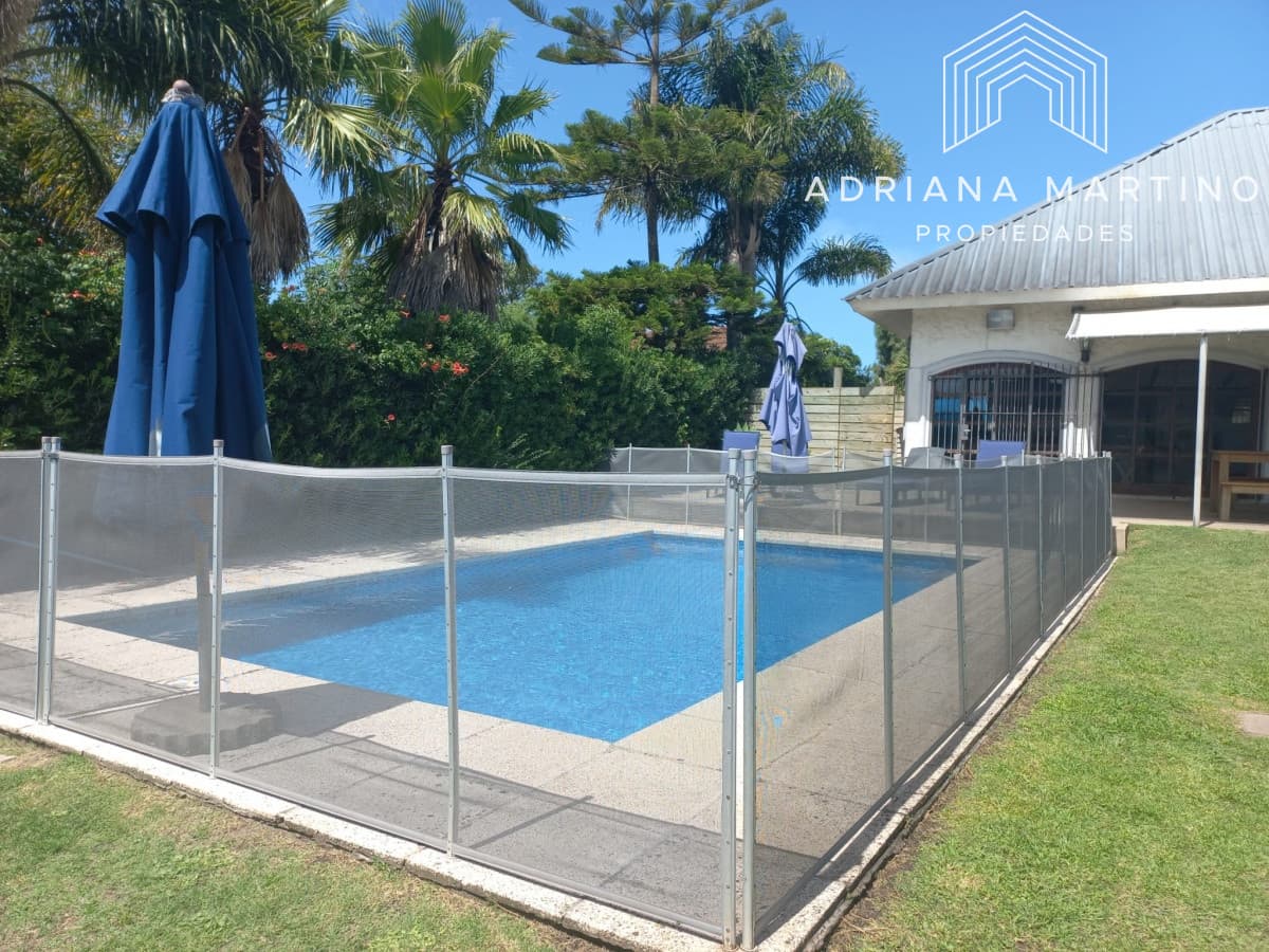 Vende casa de 3 dormitorios totalmente reformada. Con piscina climatizada. Cerca de colegios, Punta del Este