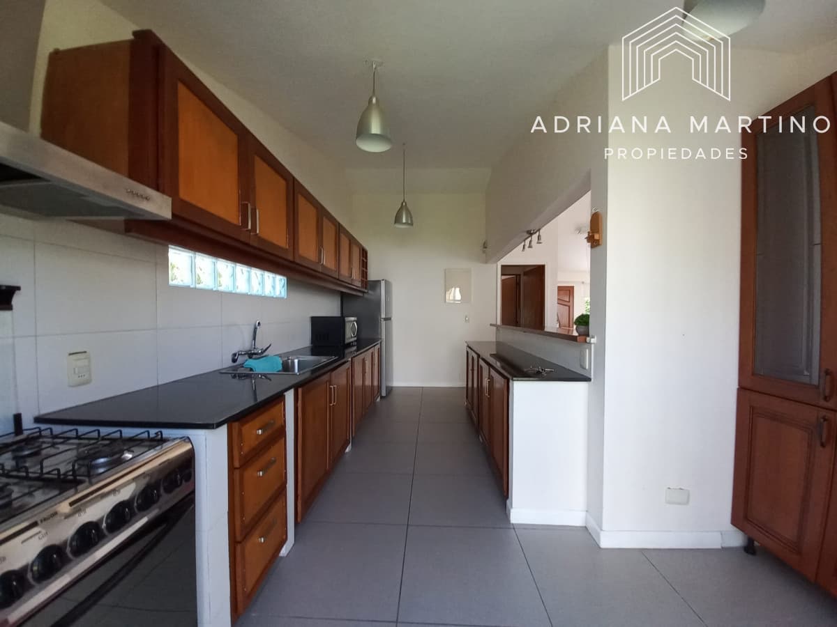 Vende casa de 3 dormitorios totalmente reformada. Con piscina climatizada. Cerca de colegios, Punta del Este
