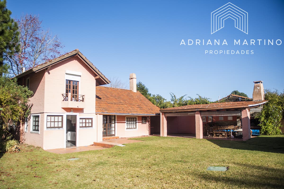 Muy linda casa en venta, zona inmejorable, 3 dormitorios y servicio