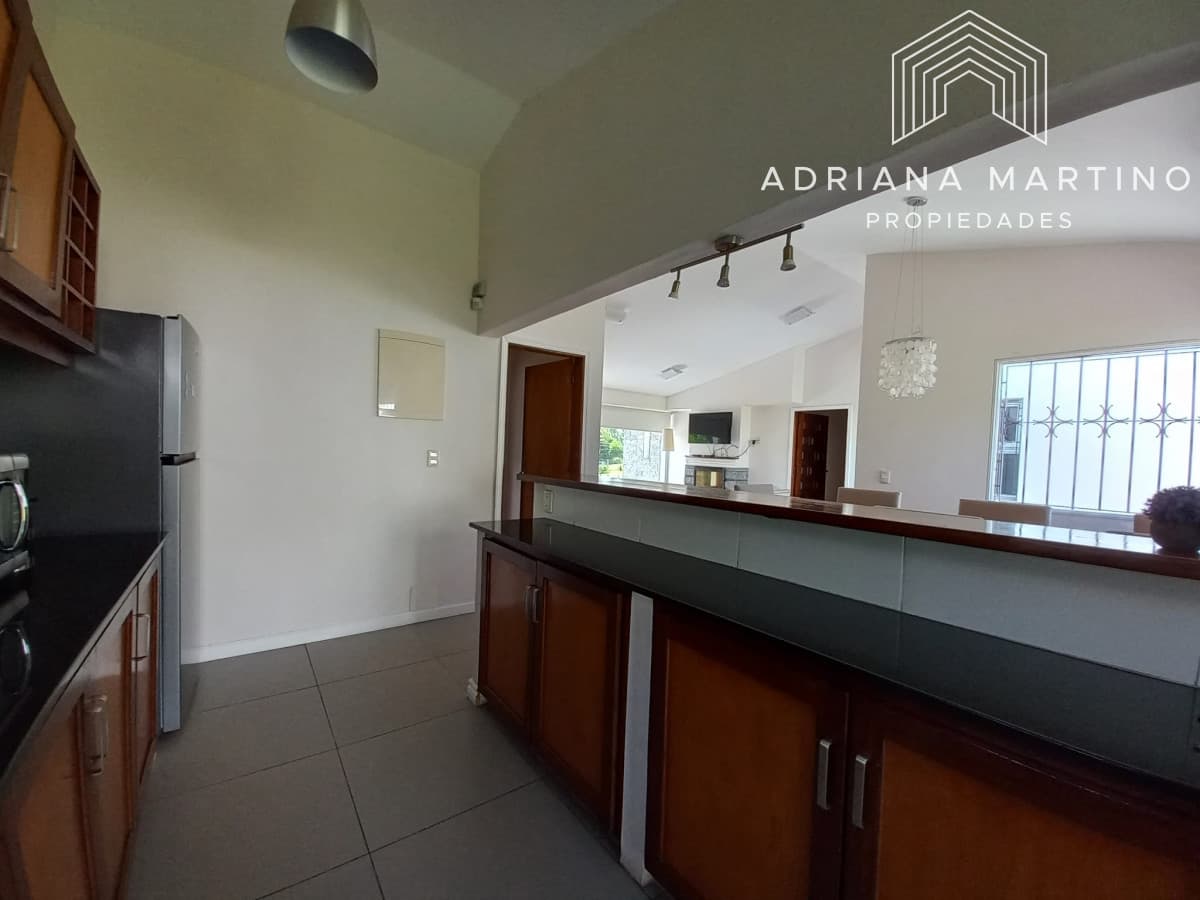 Vende casa de 3 dormitorios totalmente reformada. Con piscina climatizada. Cerca de colegios, Punta del Este