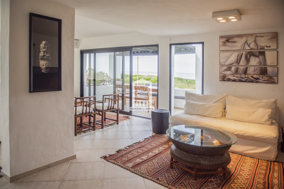 Vende apartamento sobre la rambla,  Rincon del Indio.