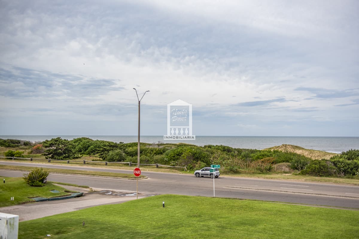 Vende apartamento sobre la rambla,  Rincon del Indio.