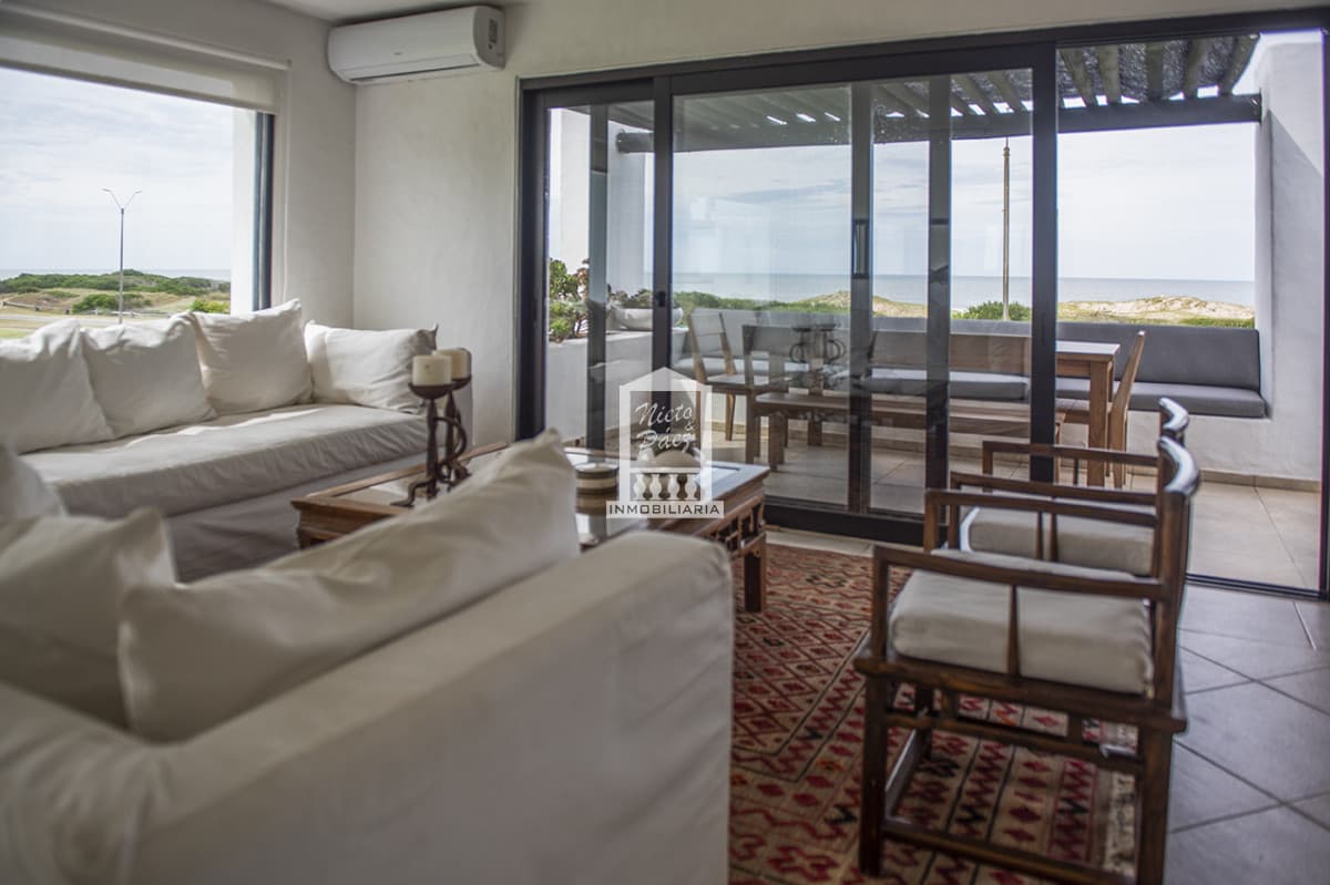 Vende apartamento sobre la rambla,  Rincon del Indio.