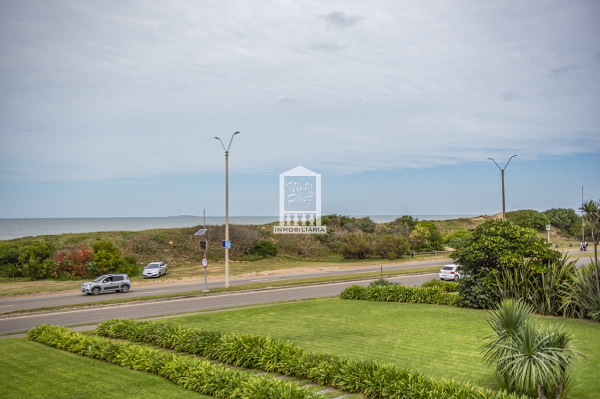 Vende apartamento sobre la rambla,  Rincon del Indio.