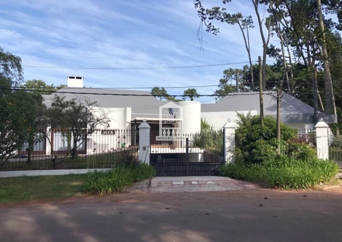 Vende espectacular casa en Lugano de 3 dormitorios, con piscina y parrillero.