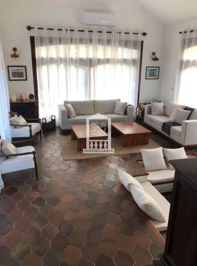 Vende espectacular casa en Lugano de 3 dormitorios, con piscina y parrillero.