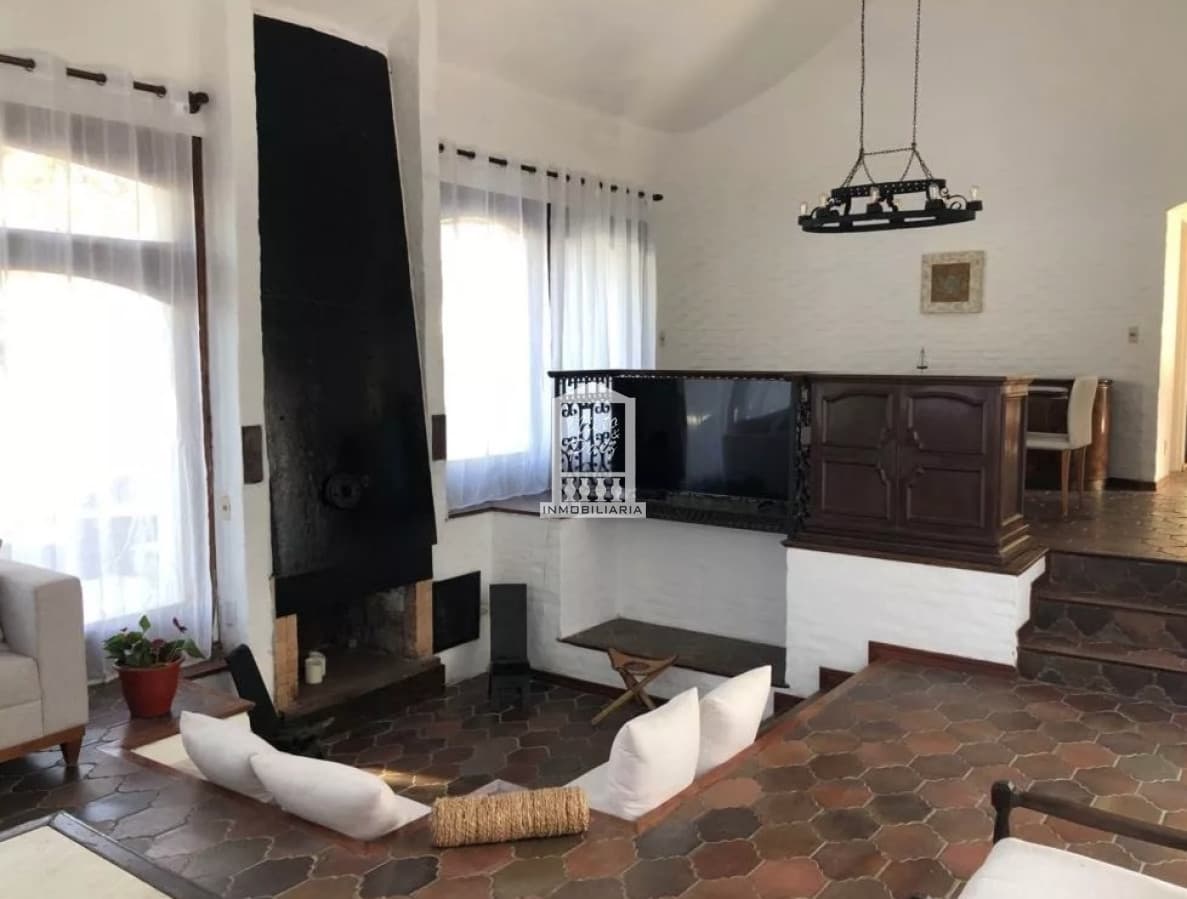Vende espectacular casa en Lugano de 3 dormitorios, con piscina y parrillero.