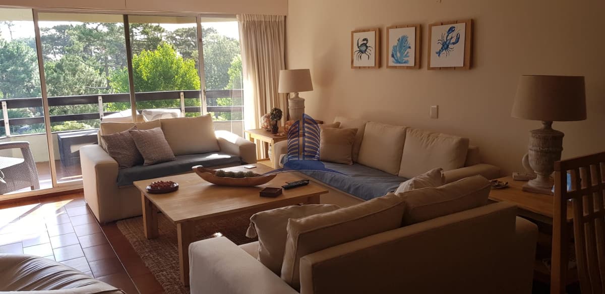 Departamento de 3 dormitorios mas dependencia en venta. Punta del Este