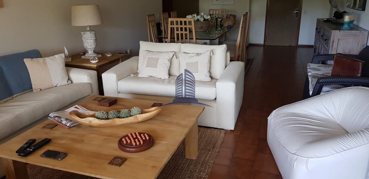 Departamento de 3 dormitorios mas dependencia en venta. Punta del Este