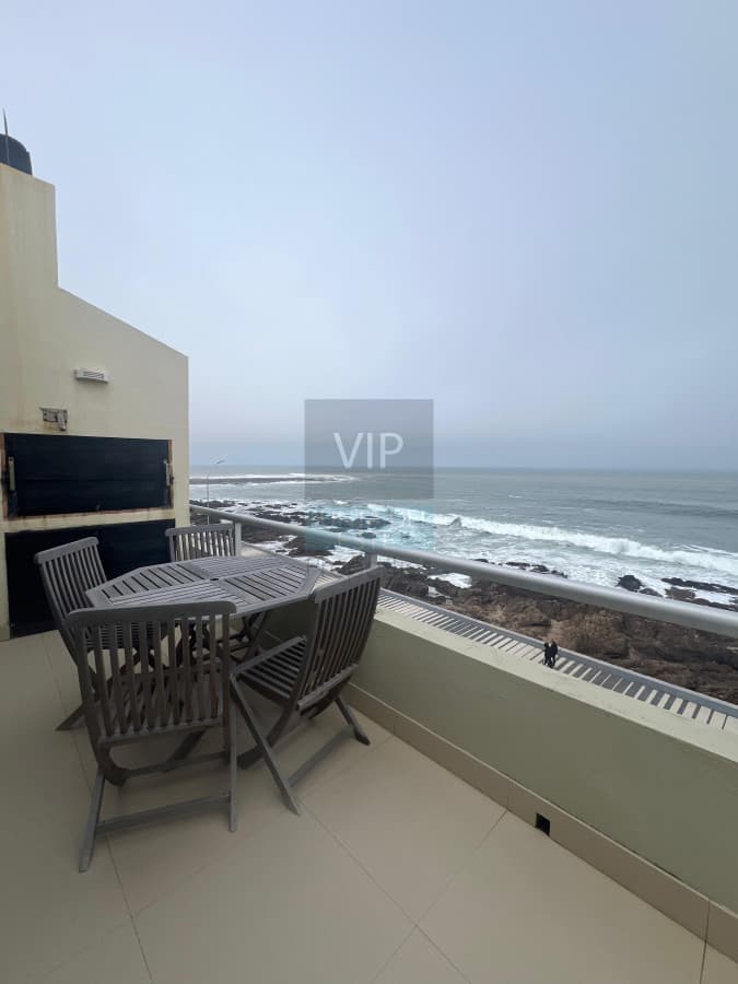 En venta apartamento de 2 dormitorios en edificio Costa Azul, Punta del Este.