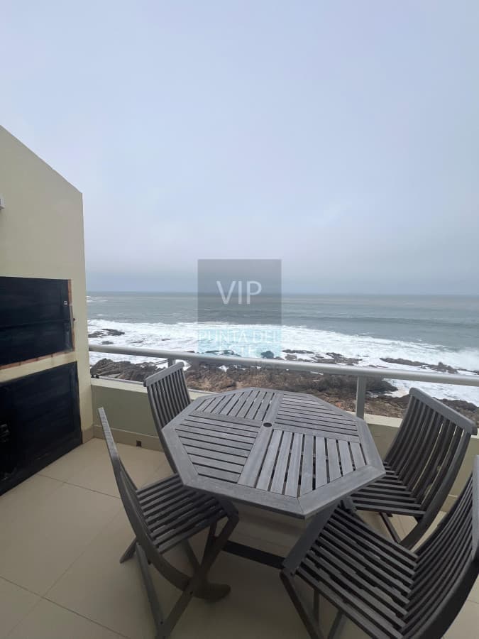 En venta apartamento de 2 dormitorios en edificio Costa Azul, Punta del Este.