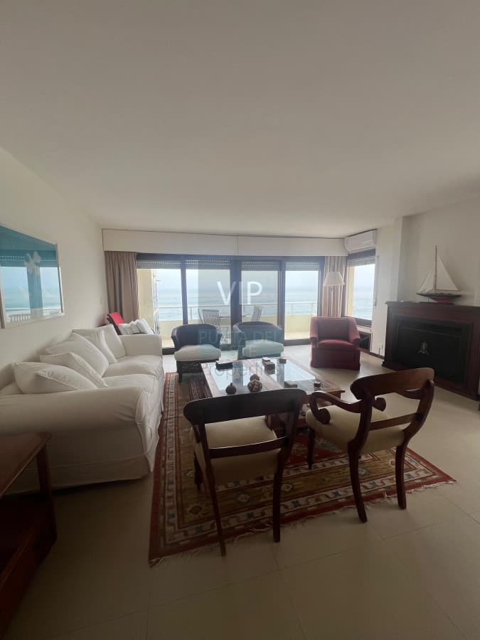 En venta apartamento de 2 dormitorios en edificio Costa Azul, Punta del Este.