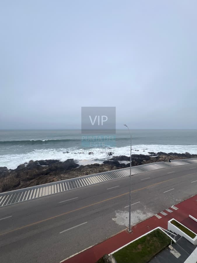 En venta apartamento de 2 dormitorios en edificio Costa Azul, Punta del Este.