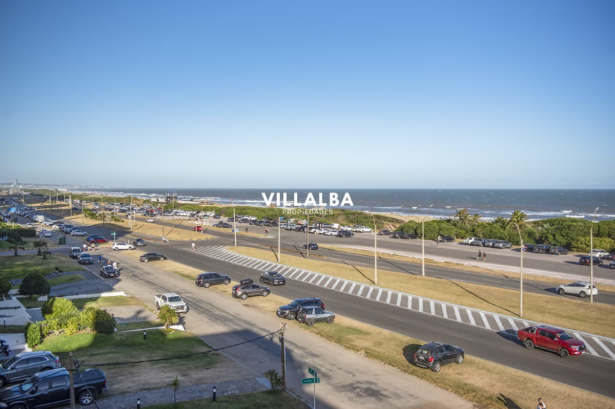 Apartamento Penthouse, frente al mar, playa brava, 3 dormitorios con hermosa vista
