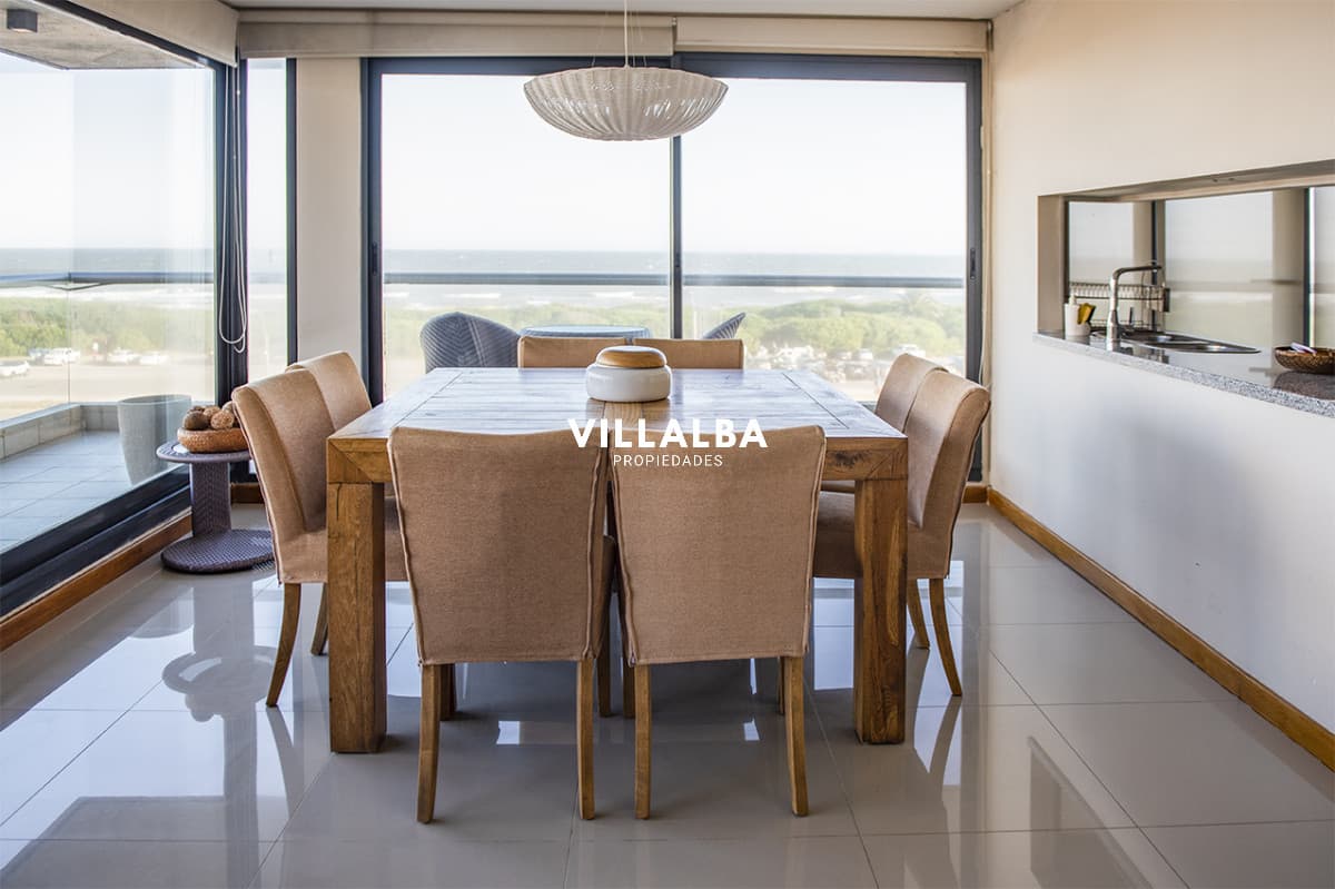 Apartamento Penthouse, frente al mar, playa brava, 3 dormitorios con hermosa vista