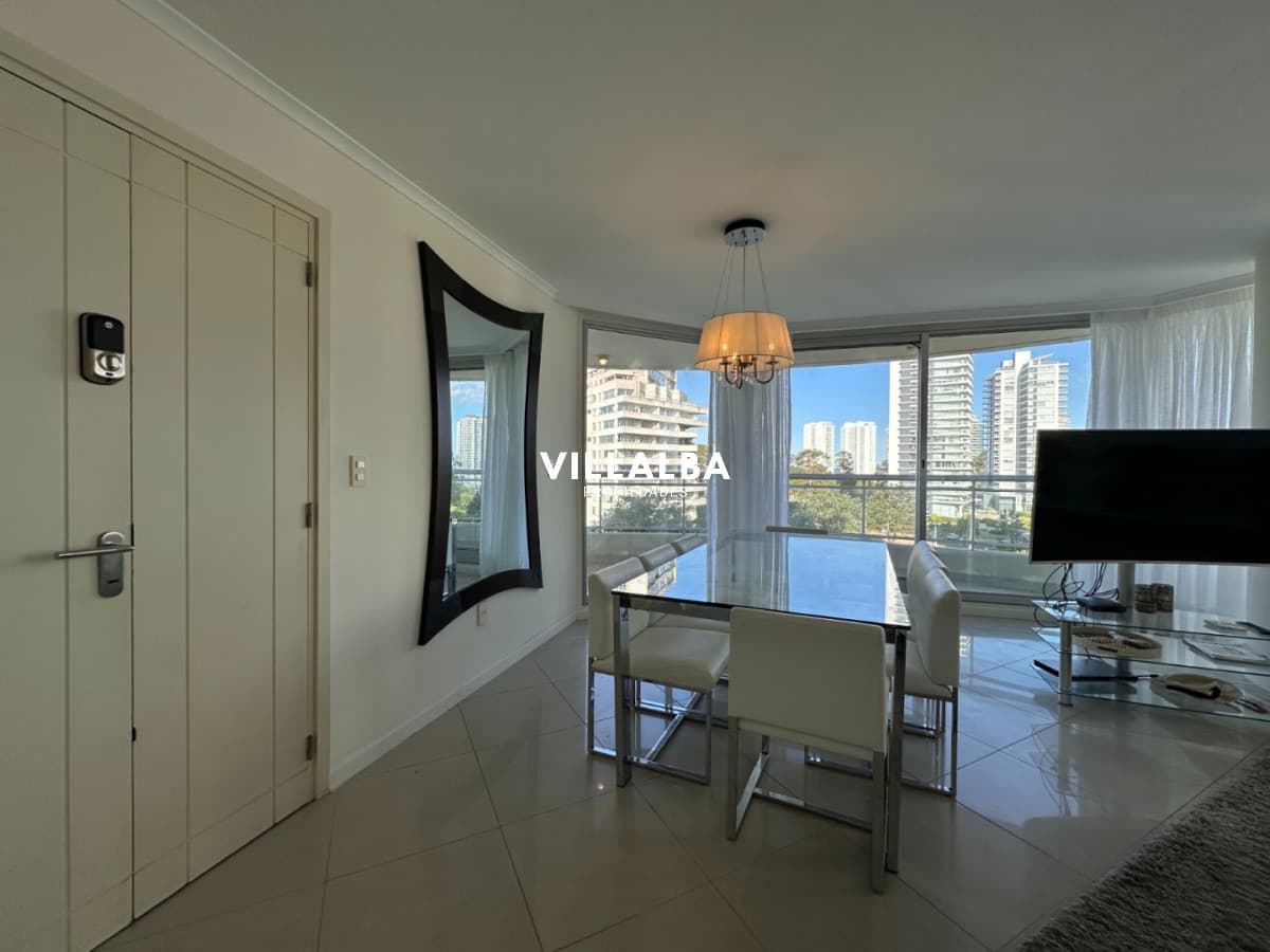 Hermoso apartamento en venta de 3 dormitorios y dependencia