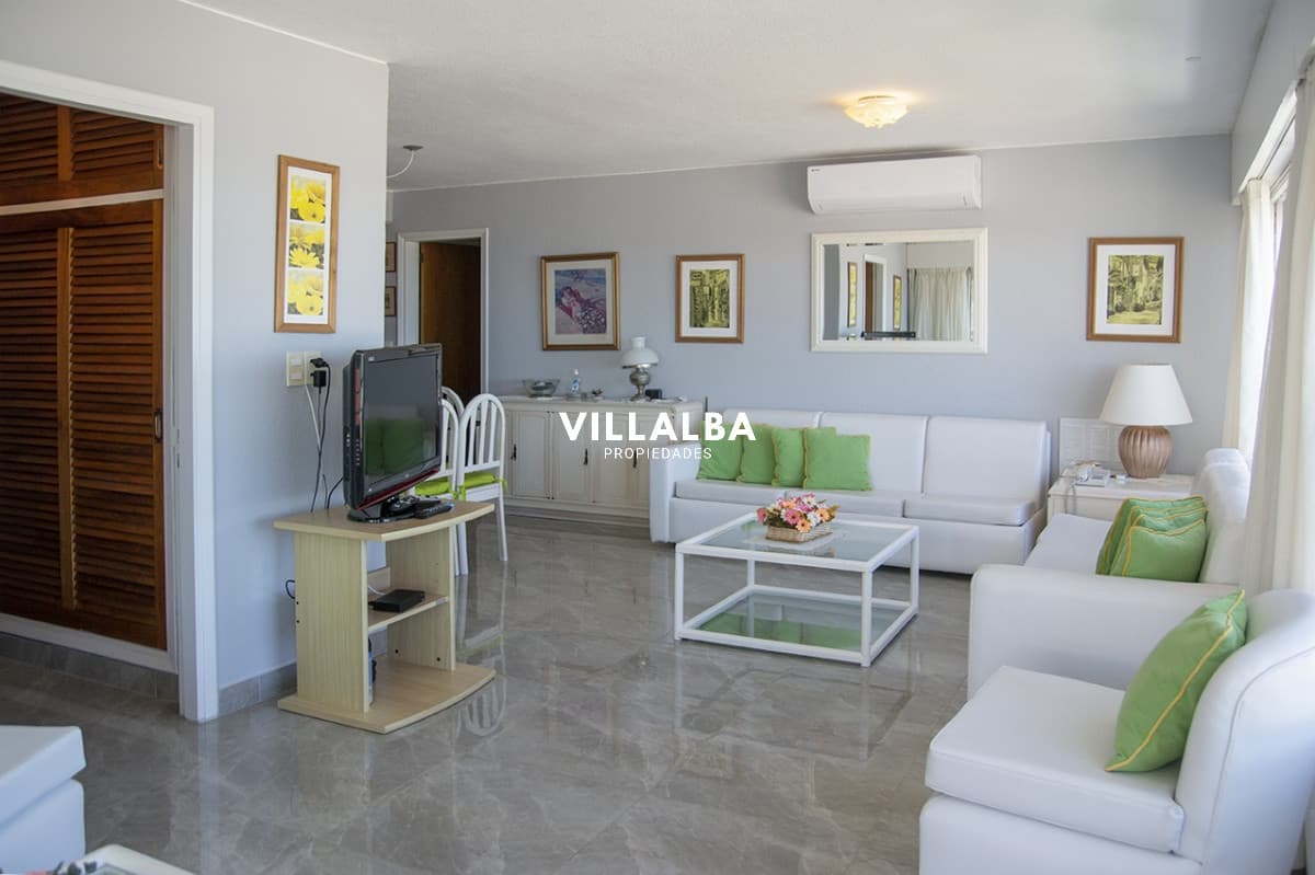 Departamento en venta de 2 dormitorios con vista al Mar, Peninsula , Punta del este