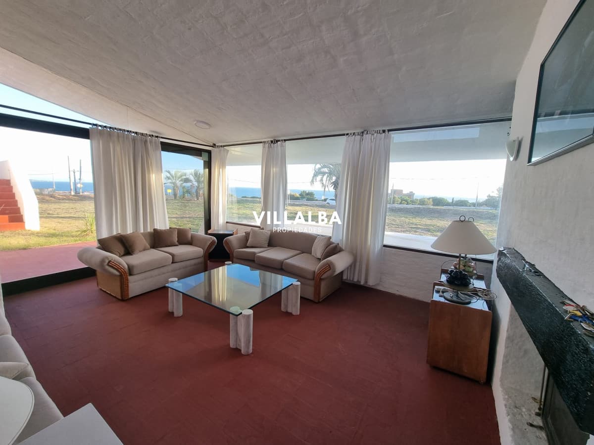 Oportunidad, casa en primera línea de playa mansa.