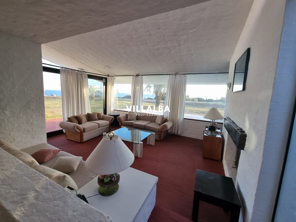 Oportunidad, casa en primera línea de playa mansa.