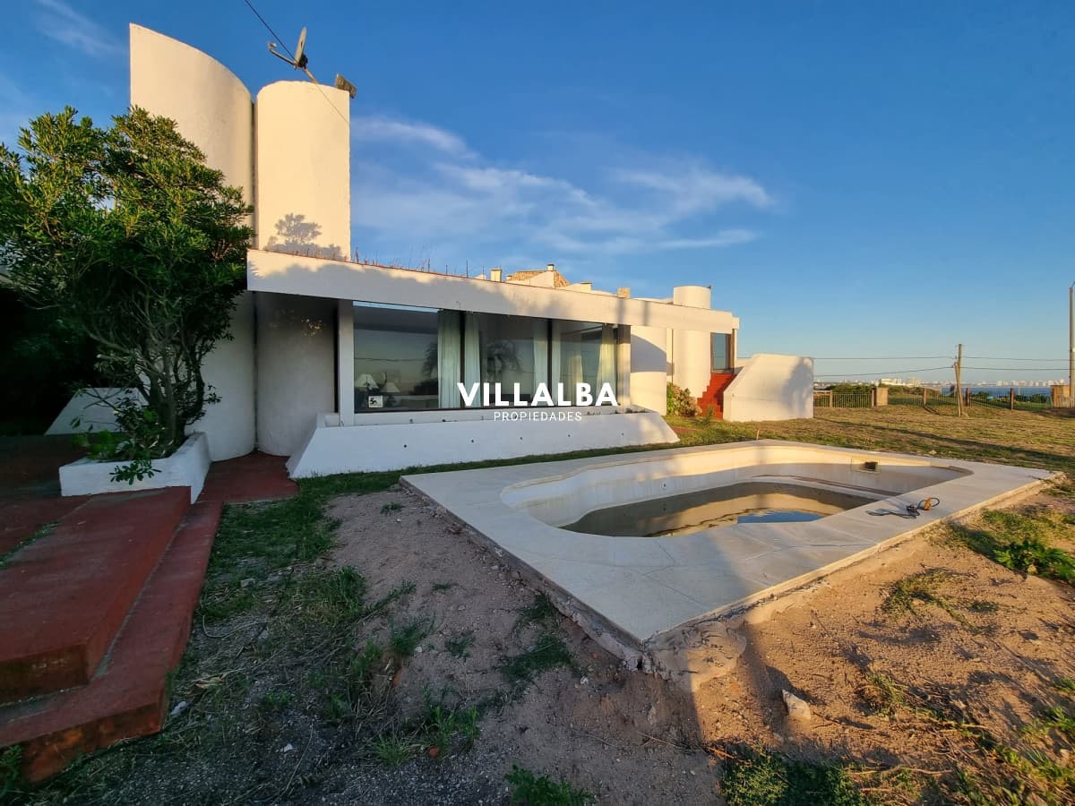 Oportunidad, casa en primera línea de playa mansa.