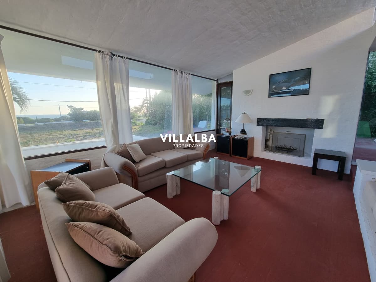 Oportunidad, casa en primera línea de playa mansa.
