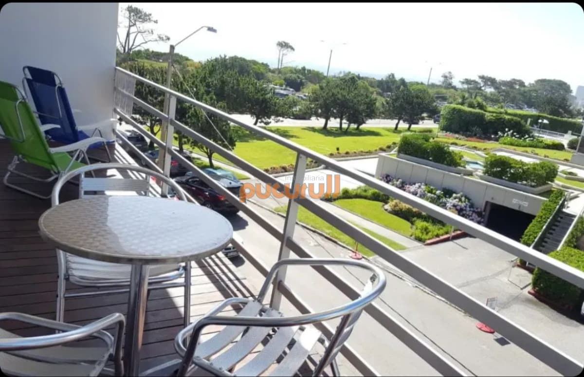 Departamento de 2 dormitorios en venta en Playa Mansa